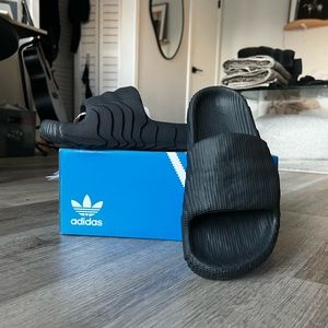 Adidas Originals Adilettes 22 in Carbon Black